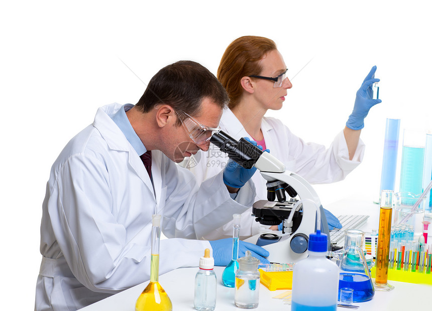 有两位科学家工作的化学实验室生物眼镜微生物学女性制药医院显微镜实验生物学团体图片