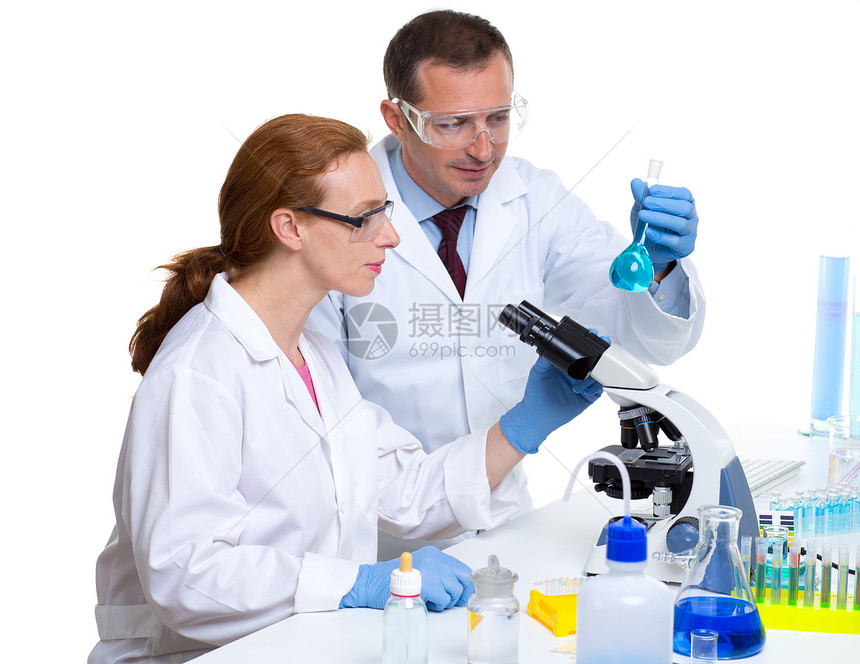 有两位科学家工作的化学实验室大学玻璃显微镜化学品烧瓶测试女士眼镜生物学女性图片