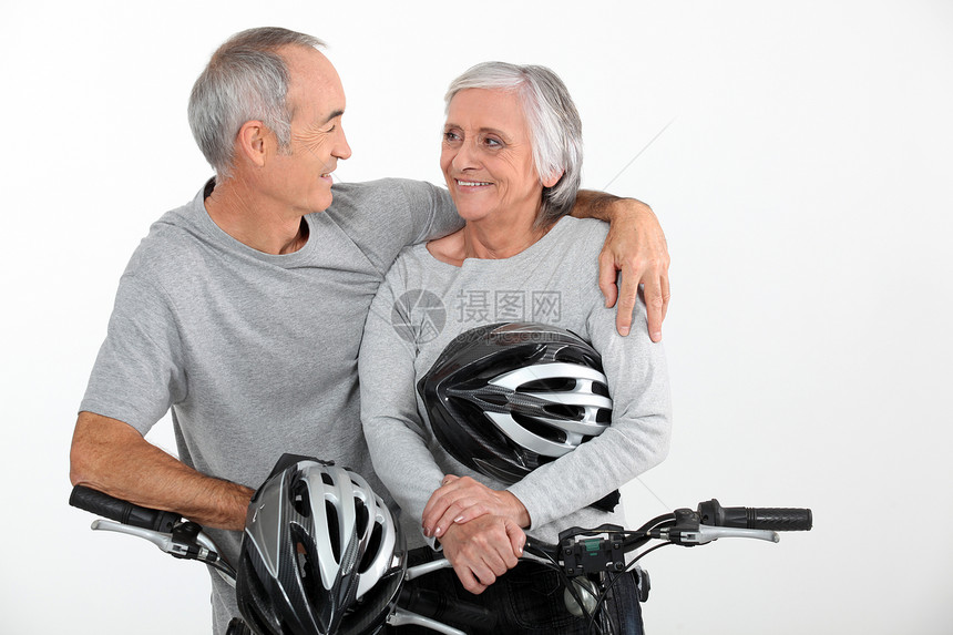 老年夫妇一起骑自行车的老人图片