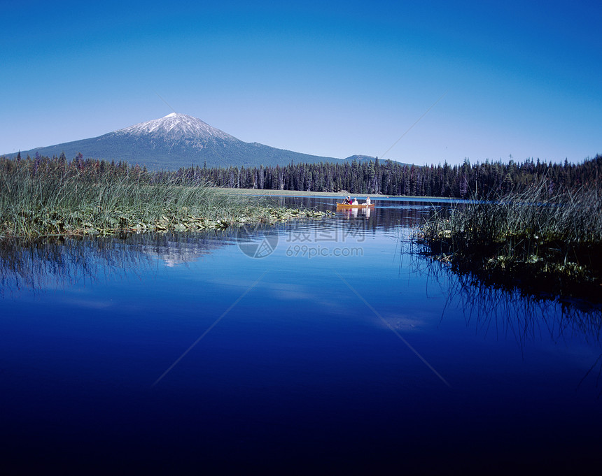 俄勒冈州卡斯凯德州的霍斯默湖与学士山首脑高山蓝色顶峰图片