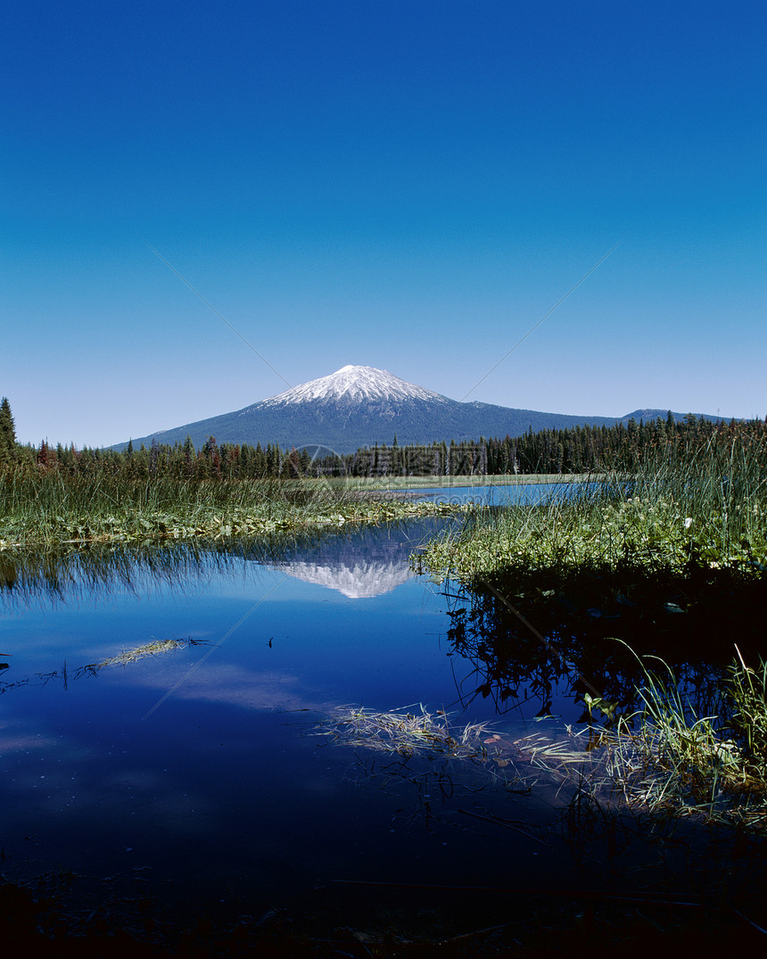 俄勒冈州卡斯凯德州的霍斯默湖与学士山蓝色高山反射顶峰首脑图片