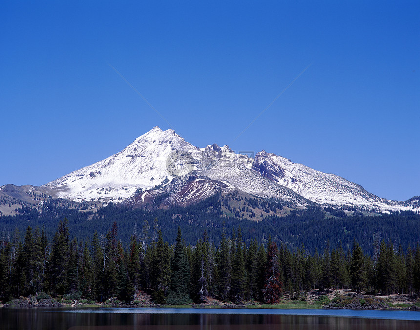 来自俄勒冈州斯帕克斯湖的山地南修女天空岩石风景场景高度顶峰石头爬坡森林高地图片