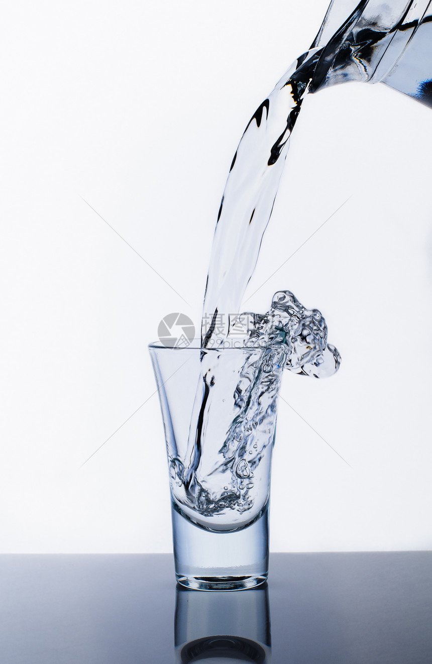 带有水喷洒的摇动器和玻璃口渴涟漪水滴反射活力液体水瓶卫生蓝色饮料图片