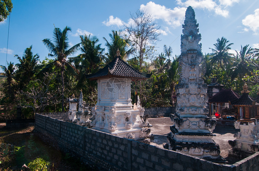 Nusa Penida上的白新道寺庙建筑上帝精神石头建筑学棕榈雕像宗教吸引力天空图片