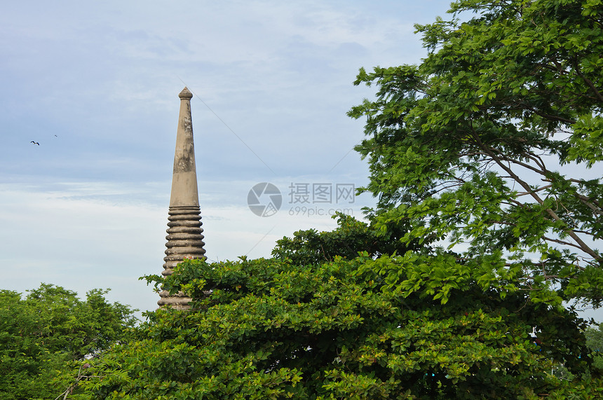 古塔的顶端 在被毁坏的老寺庙里图片