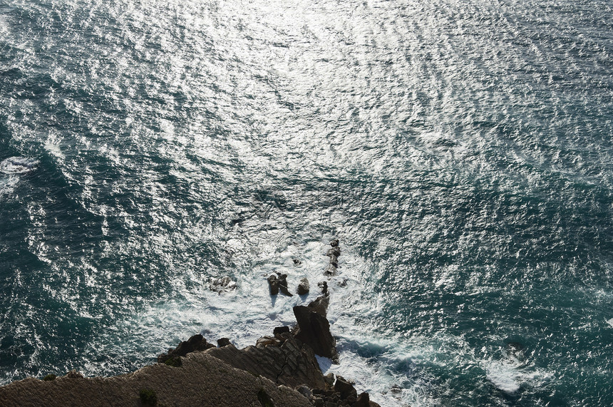 海面海岸蓝色海景天蓝色涟漪反射泡沫海浪冲浪海洋图片