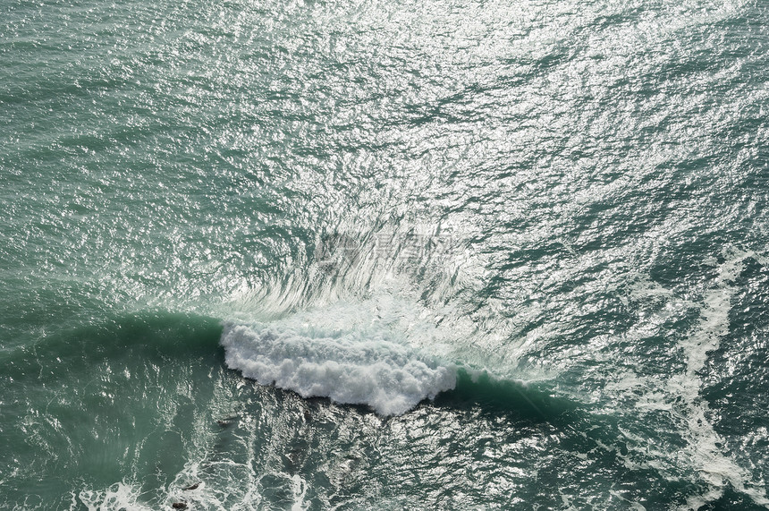 海面海岸海景海浪泡沫蓝色反射海洋天蓝色涟漪冲浪图片