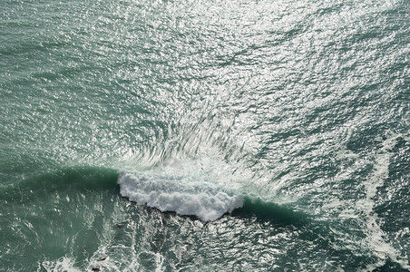 海面海岸海景海浪泡沫蓝色反射海洋天蓝色涟漪冲浪高清图片