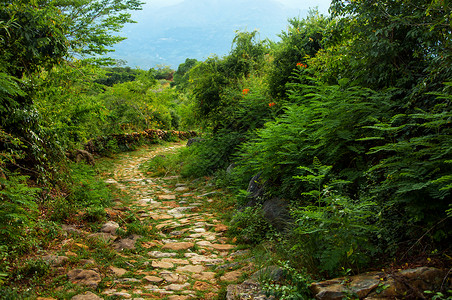 桑坦德穿越狂野的石石路背景