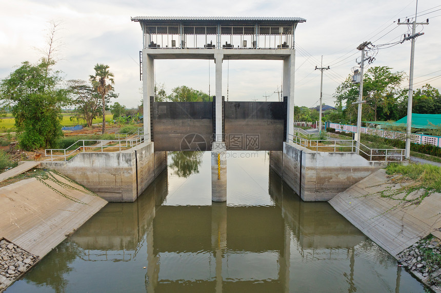 灌溉运河中的水和大坝大门溢洪道运河运输水路旅游生长流动架子控制国家图片