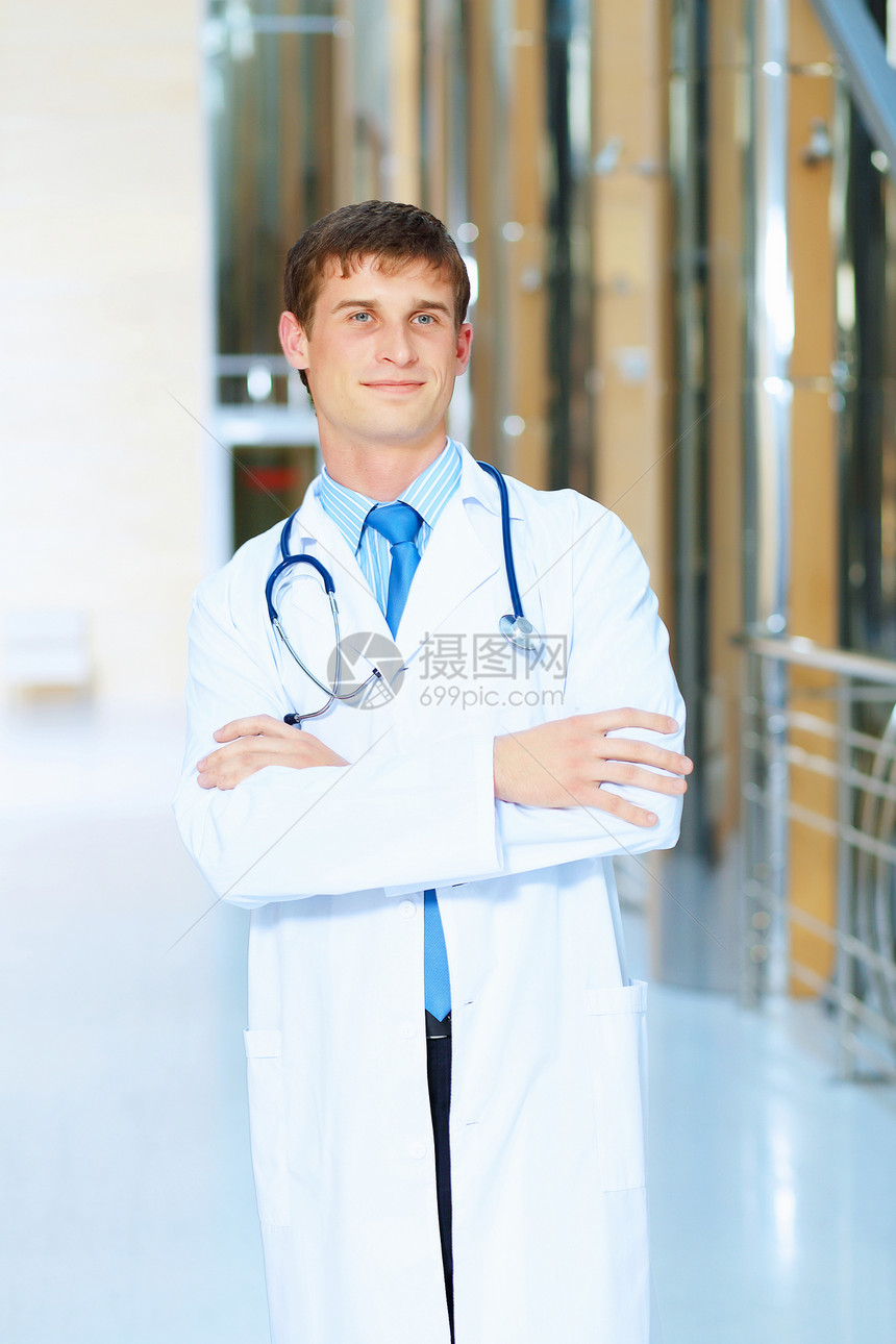 友好型男医生从业者快乐医师男人微笑男性职员医院职业成人图片