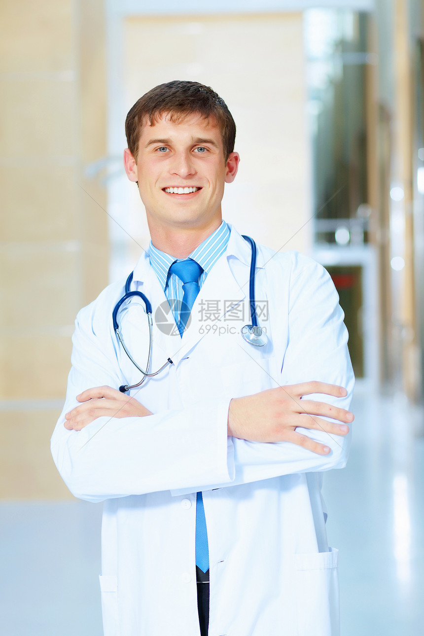 友好型男医生医师职员保健微笑男人医院折叠疾病临床长袍图片