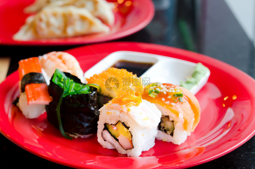 不同的寿司美食白色红色海藻包子食物海鲜图片
