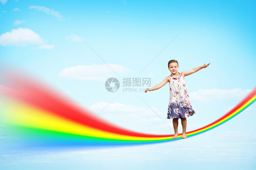 女孩跳上云彩和彩虹孩子们幸福天空团体喜悦艺术婴儿孩子手套套装图片