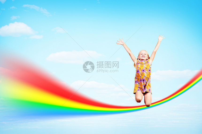 女孩跳上云彩和彩虹孩子团体朋友跳跃苗圃婴儿友谊童年男人艺术图片