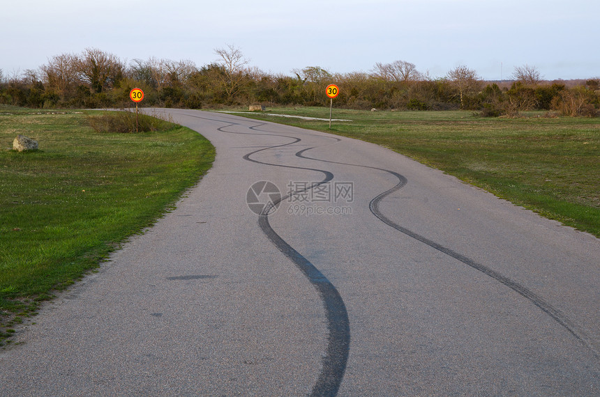 轮胎轨道速度街道粒状条纹橡皮柏油石头沥青黑色运输图片