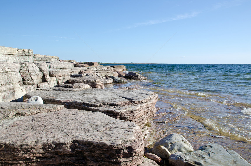 平岩海岸线石头美丽边缘全景风景蓝色天空岩石环境编队图片