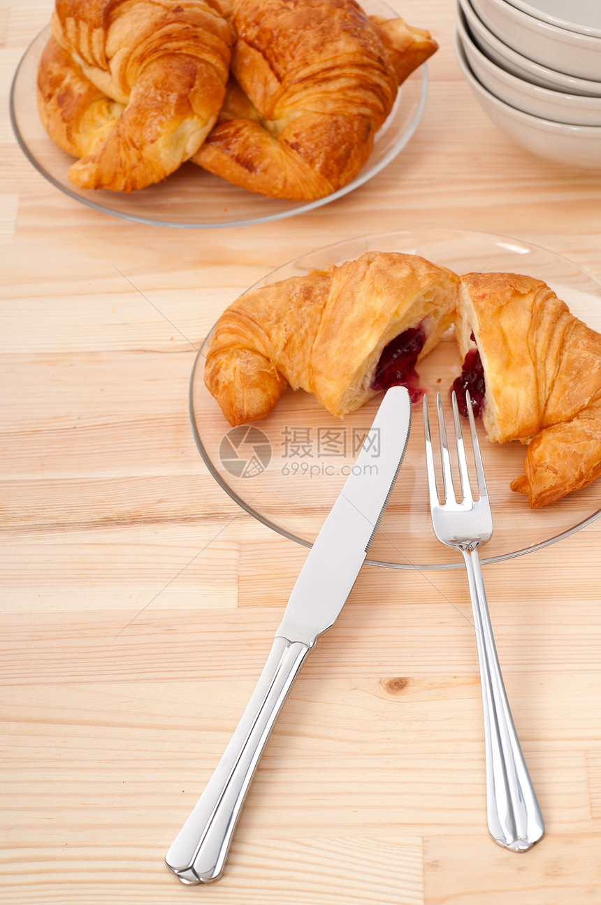 装满浆果果酱的法国薄饼金子美食早餐黄油羊角食物蛋糕面包糕点盘子图片