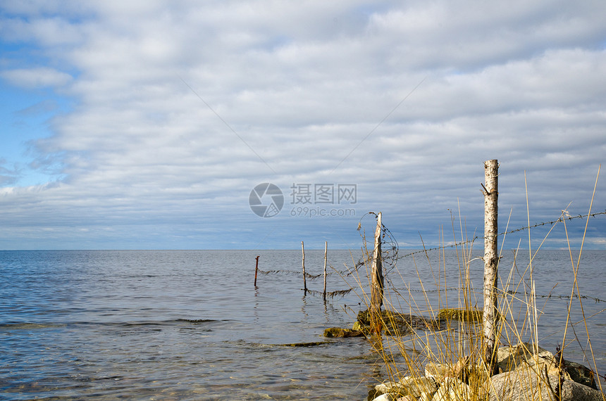 刺线金属危险杂草帖子乡村牧场土地栅栏岩石木头图片