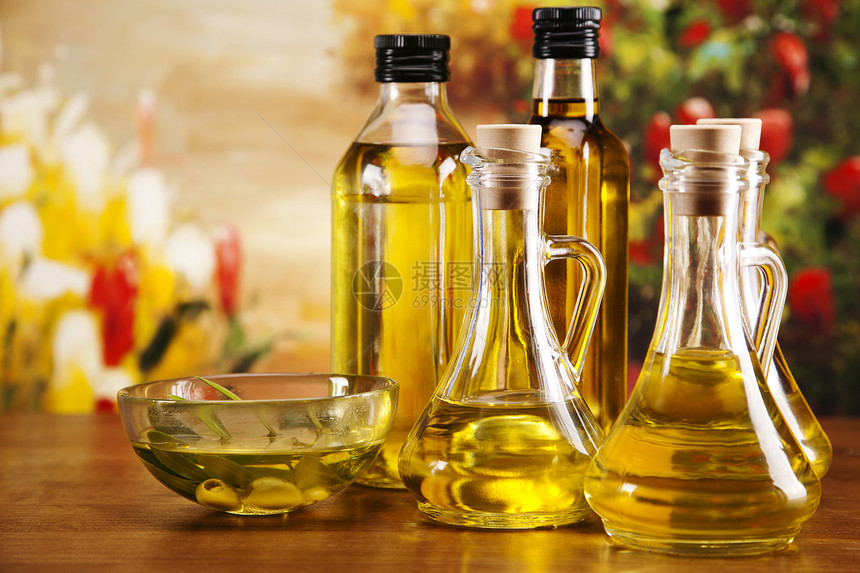 橄榄油和橄榄黄色液体水果叶子食物绿色传统蔬菜沙拉玻璃图片