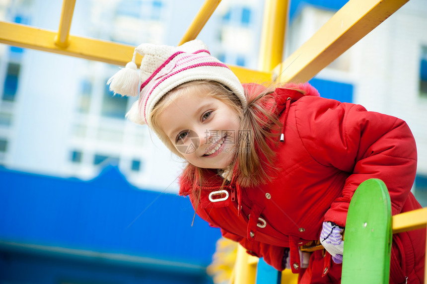 小女孩在操场上孩子游戏公园幸福自由操场闲暇乐趣享受喜悦图片