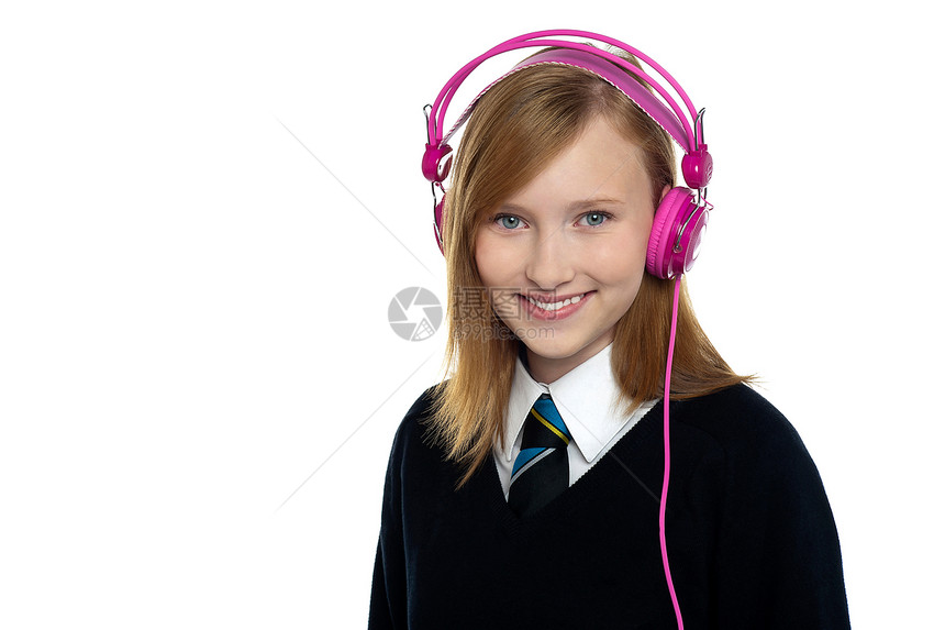 可爱的青少年通过耳机收听音乐图片