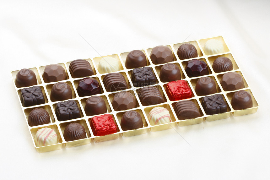 甜巧克力在盒子里单独隔开牛奶巧克力黄油纪念日坚果礼物情人小吃庆典海豹图片