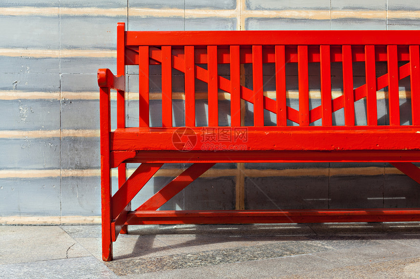 红色法官木头孤独街道椅子季节休息座位建筑学叶子场景图片