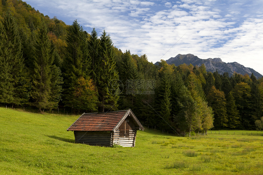 秋天木制高山小屋图片