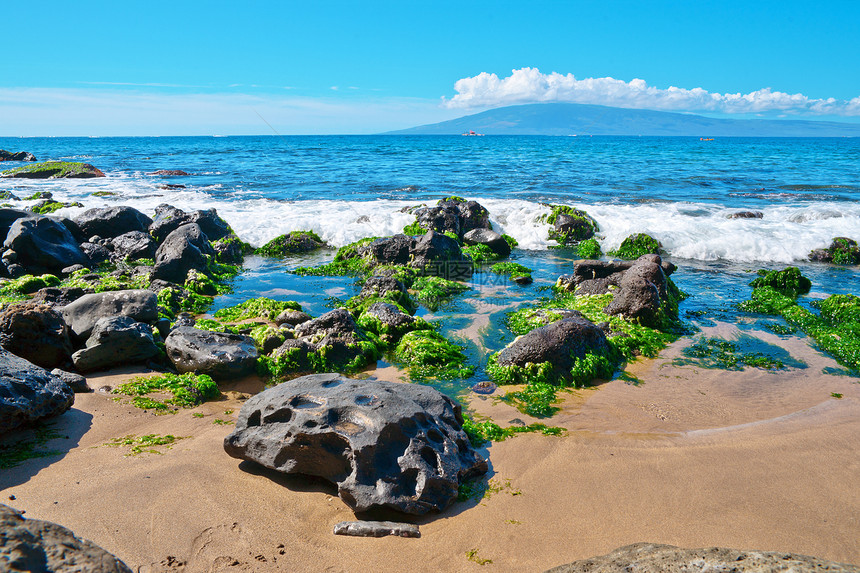 毛伊岛的岩礁和太平洋海浪悬崖火山岩海滩气候热带海洋波浪图片