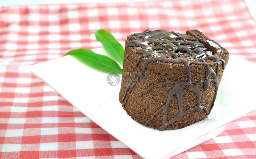 巧克力卷饼在盘子上蛋糕奶油漩涡美食面包香草绿色烹饪鞭打甜点图片