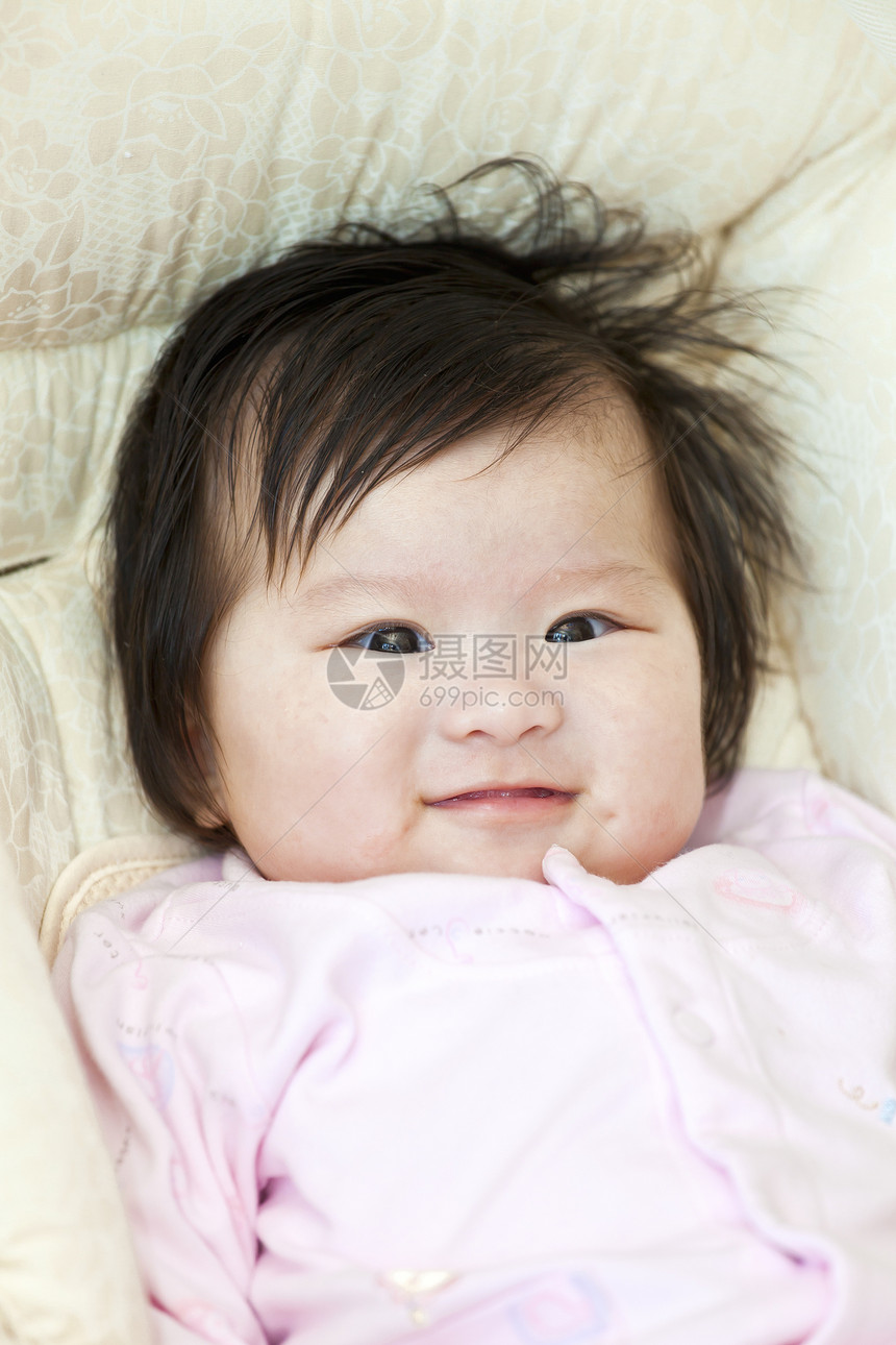 亚洲年轻女婴女孩眼睛食物头发孩子青年婴儿乐趣微笑育儿图片