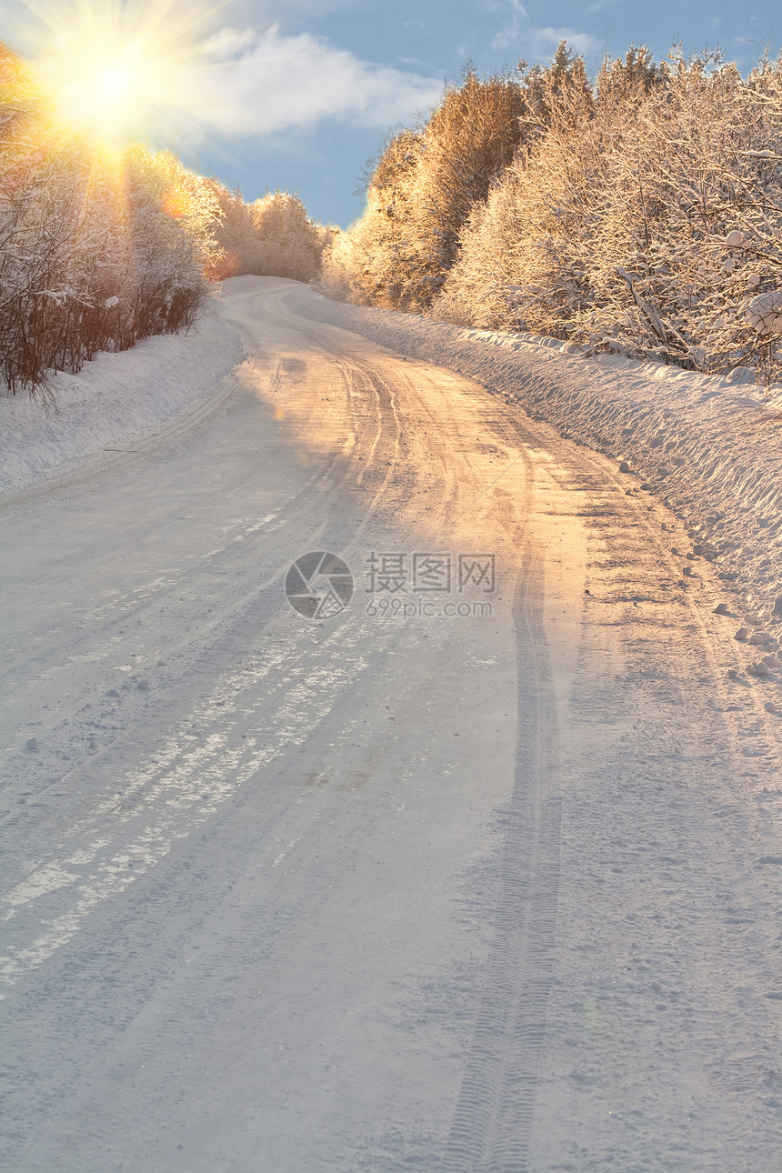 冬冬路冻结晴天脆皮爬坡季节阳光运输蓝色阴影雪堆图片