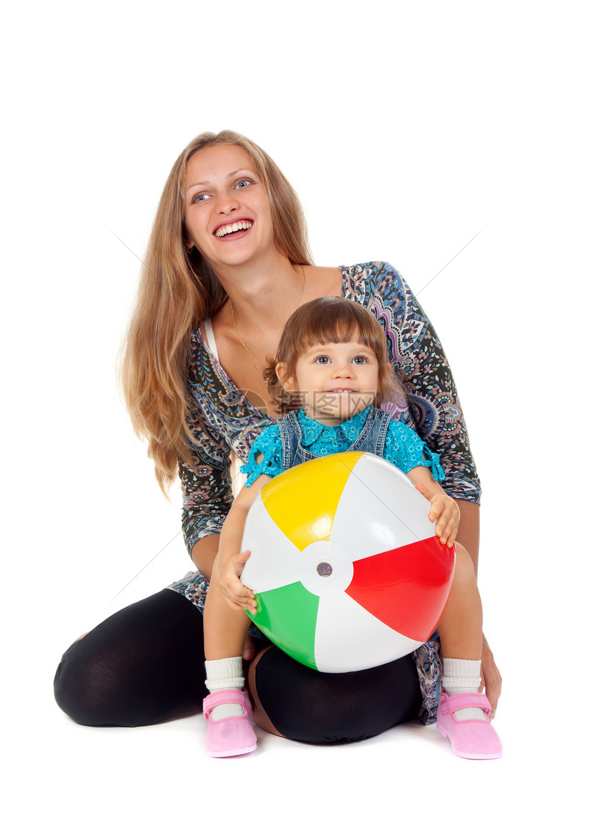 母亲和女儿在充气球中玩图片