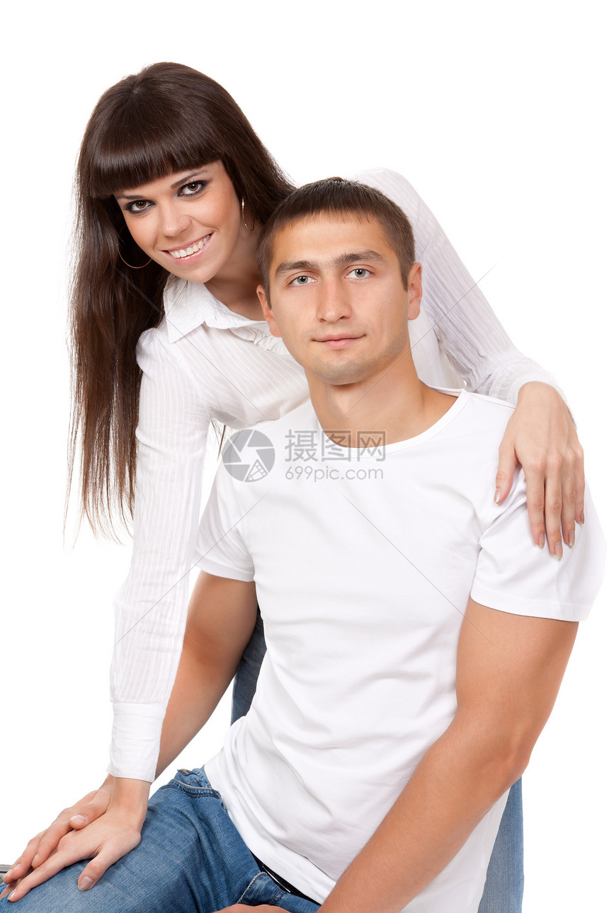 快乐的年轻夫妇的肖像 拥抱 微笑?图片