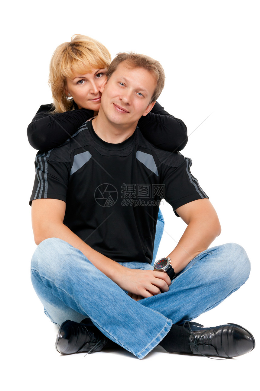 相爱的一对美丽的情侣坐在莲花的位置上黑色男人男性女性成人夫妻女士喜悦朋友们裙子图片