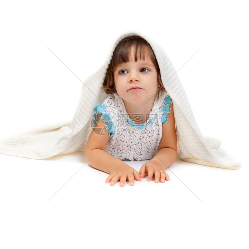 躺在地板上 在灯光中包裹着的深思熟虑的小女孩图片