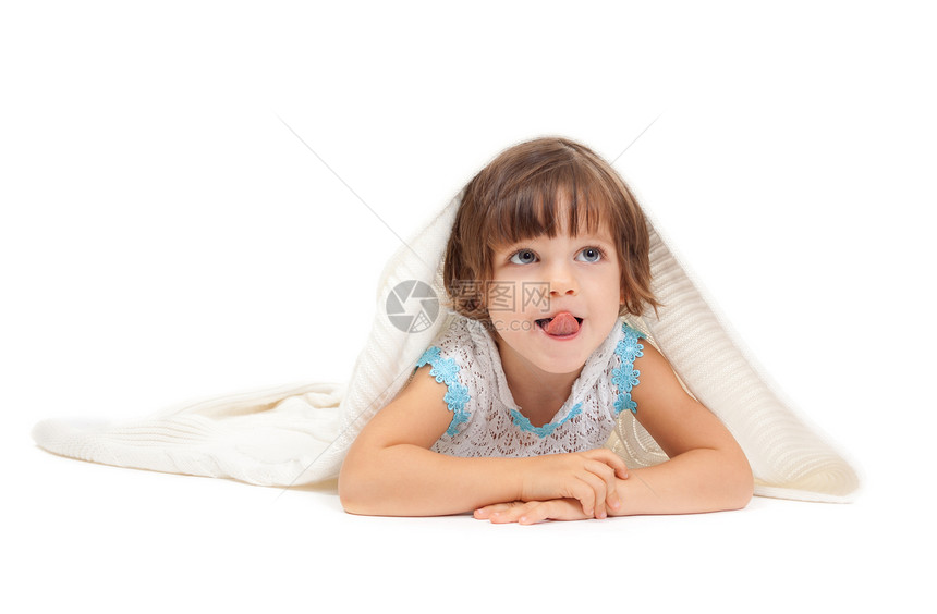 小女孩躺在地板上 被光毯包裹在地上图片