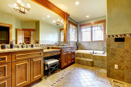 豪华的大型主浴室 在山上家园地面玻璃窗户建筑师房间洗手间木头淋浴房地产浴缸背景图片