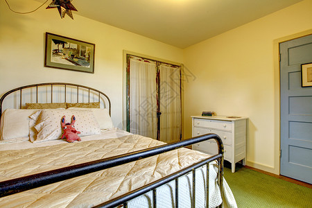 带铁床和旧门的乡间卧室背景