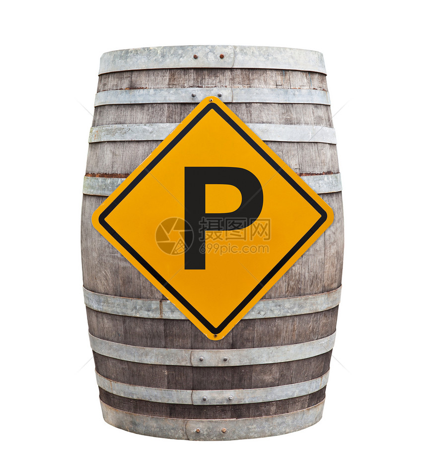 大红酒桶 有交通标志 孤立在白色的后院黄色公园啤酒饮料酒厂棕色木头酒精图片