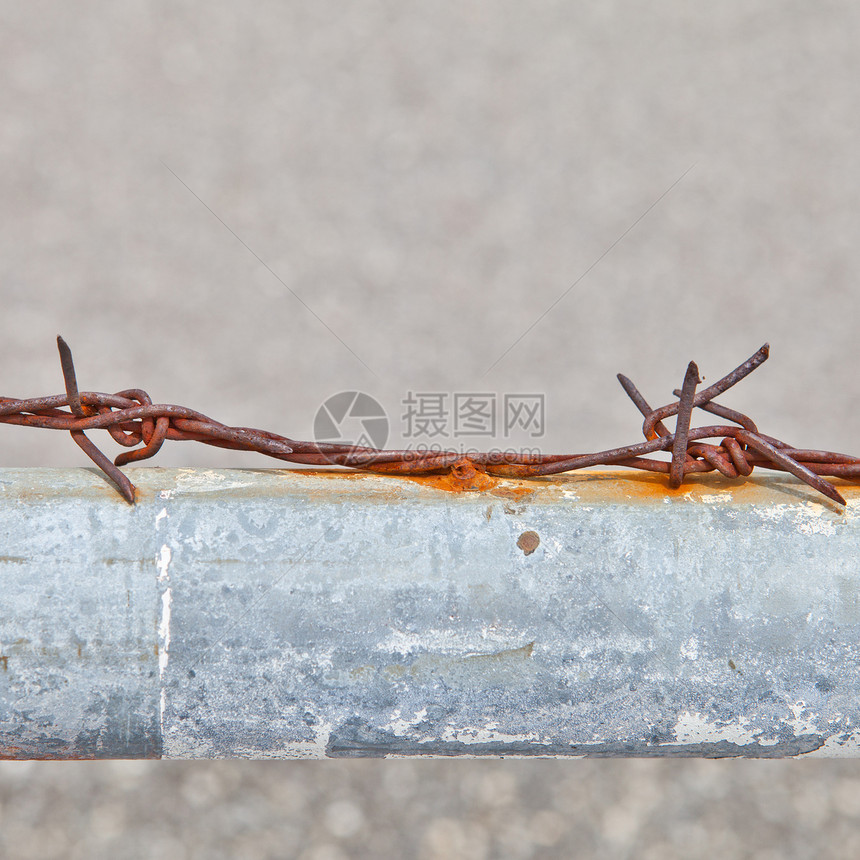 金属管上的铁丝网细绳边界危险警卫安全栅栏蓝色障碍宏观金属图片