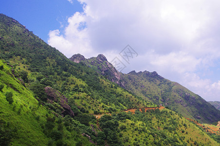 美丽的中国山爬坡蓝色月亮衬套游客远景羽绒被日光山顶杂草背景图片