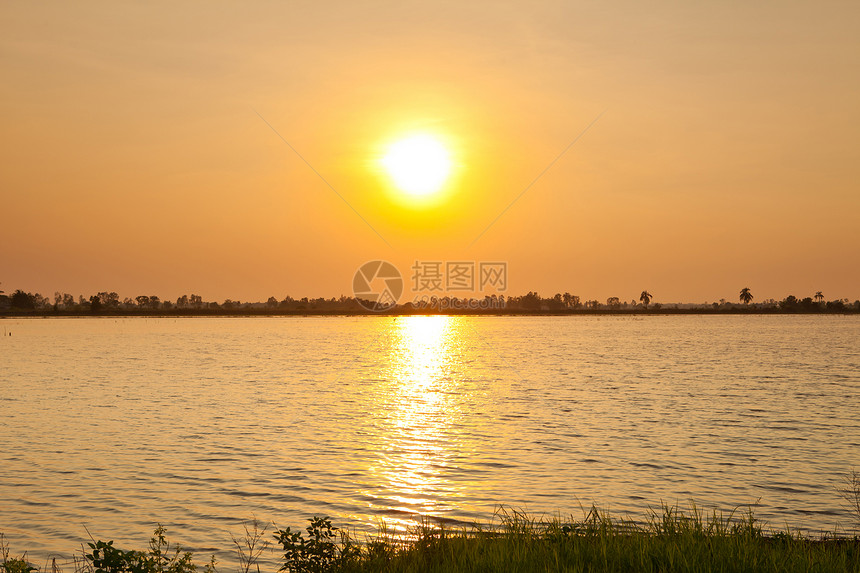 夏季湖场地橙子粮食植物生长农场太阳日落场景热带图片