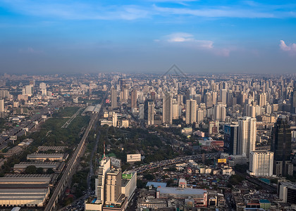 泰国09年11月 与N号公路交车的城景建筑学夜景摩天大楼城市生活大厦天际天空城市财产景观背景图片