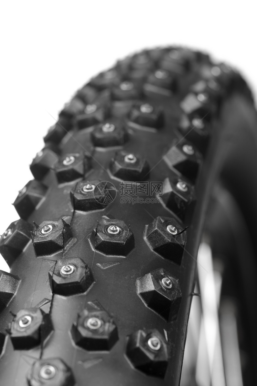 带冬季轮胎的自行车车轮越野空闲运动运输橡皮安全灰色黑色牵引力山地车图片