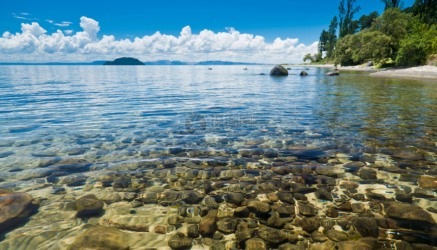 陶波湖旅游环境阳光晴天水晶卵石反射海滩天空支撑图片