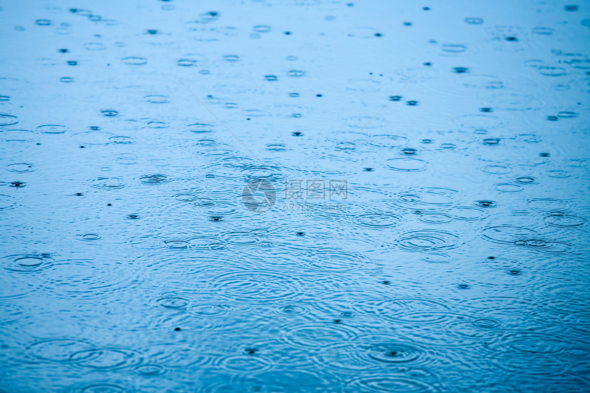 下雨天气池塘液体波纹涟漪水坑飞溅雨滴圆圈风暴天空图片