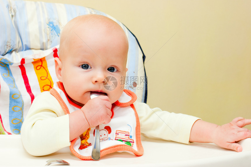 有勺子婴儿高脚椅女孩儿童婴儿期生长孩子童年后代图片