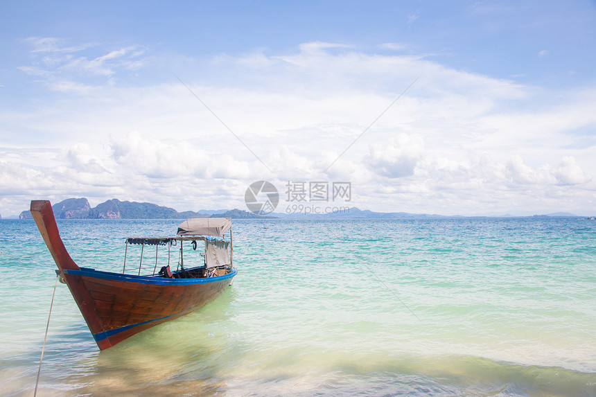 海滩上的长尾船天空海岸全景地标森林海洋旅行珊瑚假期呼吸管图片